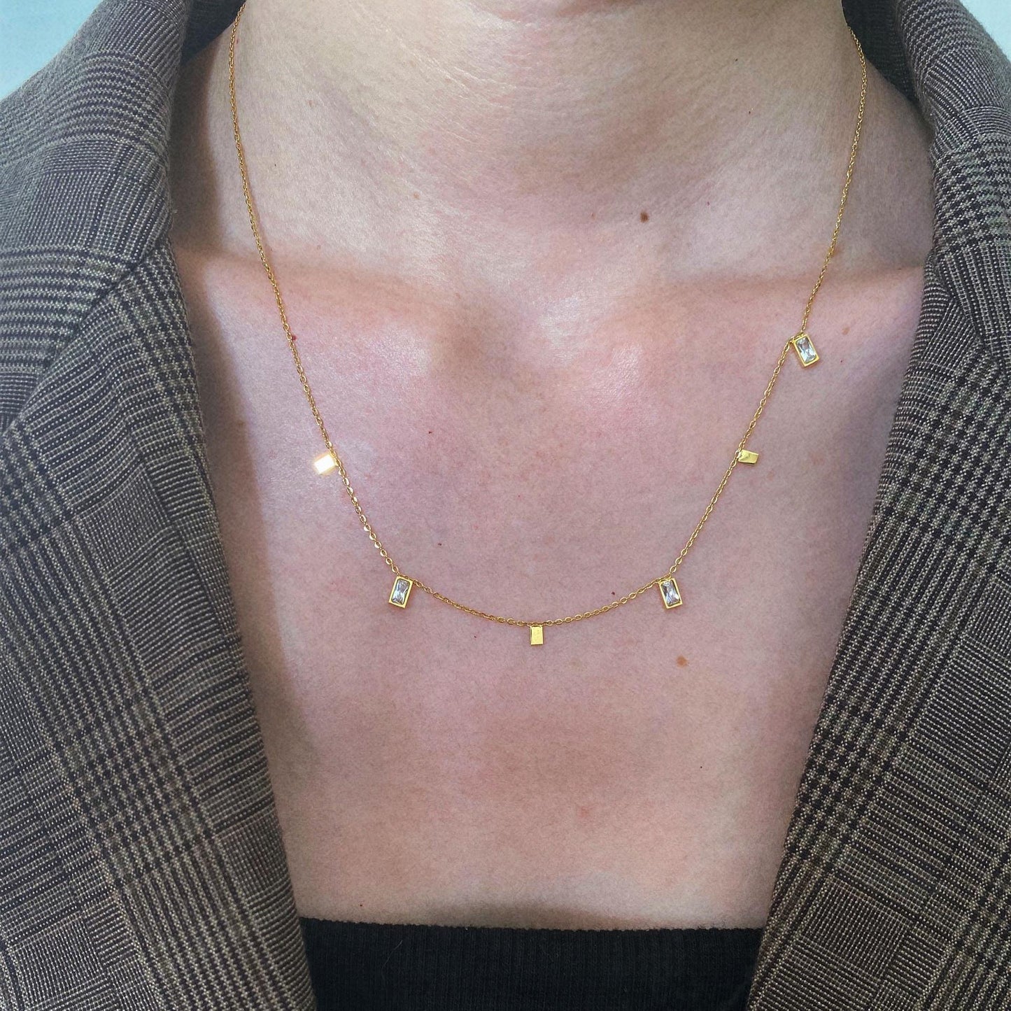 ✨ Minimalist Geometric Crystal Necklace – Gold Tone ✨