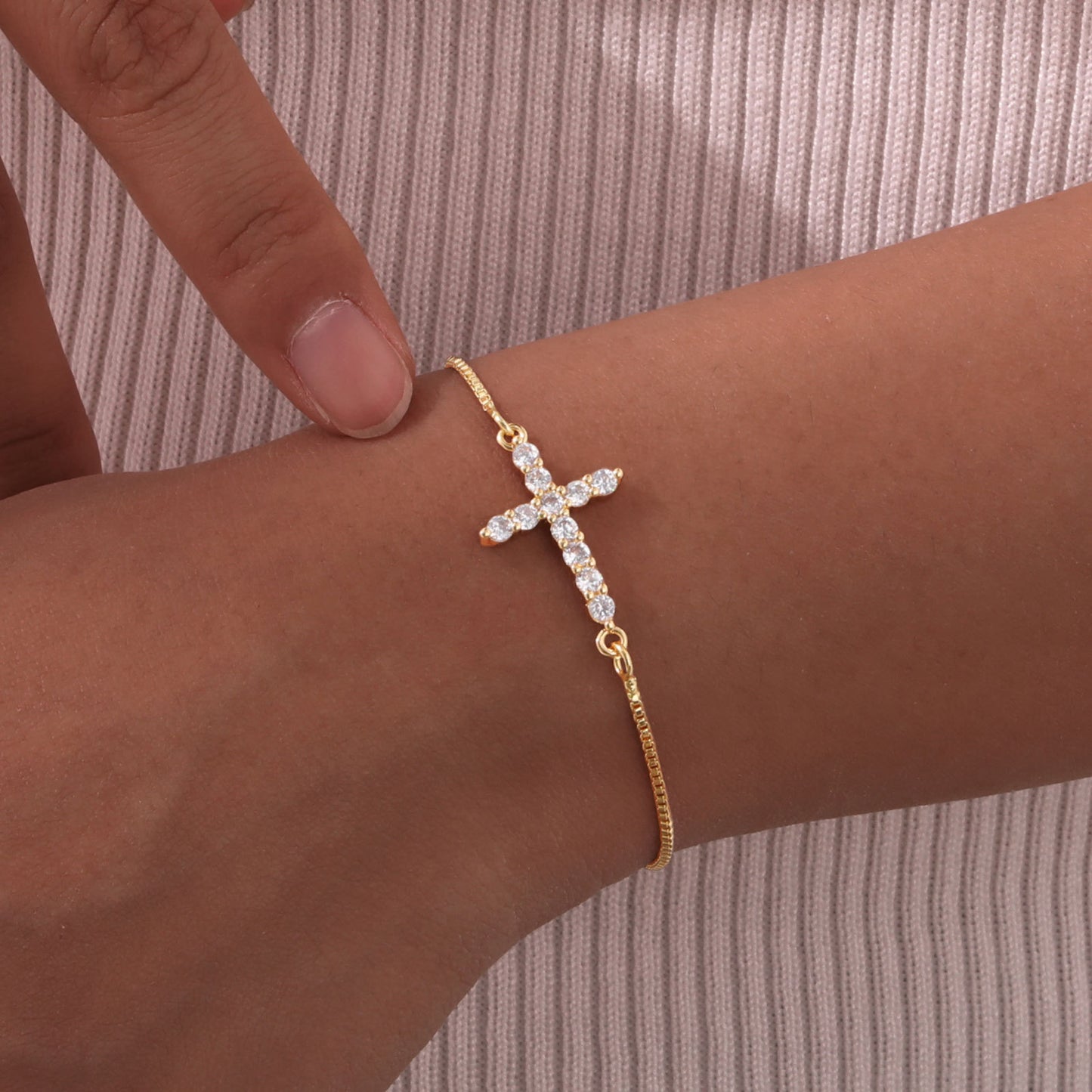 ✨ Crystal Cross Adjustable Bracelet – Gold Tone ✨